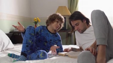 Ağabeyim ve küçük kardeşlerim sabahları yatak odasındaki yatakta yatıyorlar..