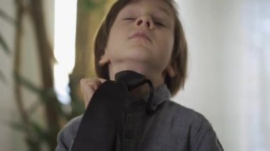 Yakışıklı, başarılı, kravat bağlayan küçük bir çocuk. Yetişkin çocuklar. Yetişkin çocuk.