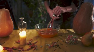 İki sihirbaz All Saints arifesinde bir iksir hazırlıyorlar, Cadılar Bayramı tatil videosu.