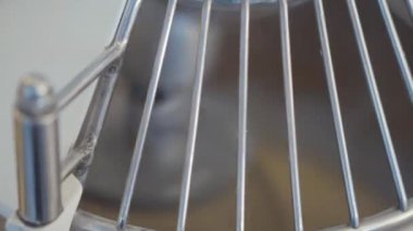 Modern restoranın mutfağında çalışan blender kapanıyor. Yemek hazırlamak için makineler çalışıyor. Kamera sağa sola hareket ediyor