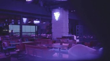 Lüks, mavi ışıkta boş bir gece kulübü ve pek çok rahat koltuk ve masa ziyaretçileri bekliyor.