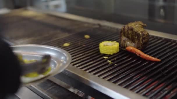Koch Kocht Gemüse Auf Dem Grill Der Restaurantküche Aus Nächster — Stockvideo