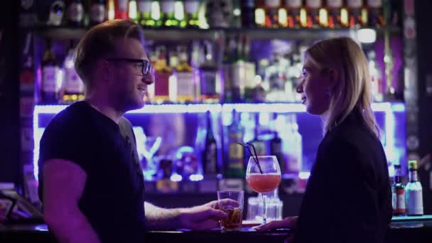 Casal Adulto Bebe Cocktails Balcão Bar Homem Óculos Mulher Loira — Vídeo de Stock