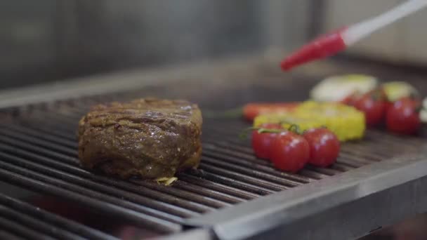 Szef Kuchni Warzywa Spotkać Się Grillu Kuchni Restauracja Zbliżenie Gotować — Wideo stockowe