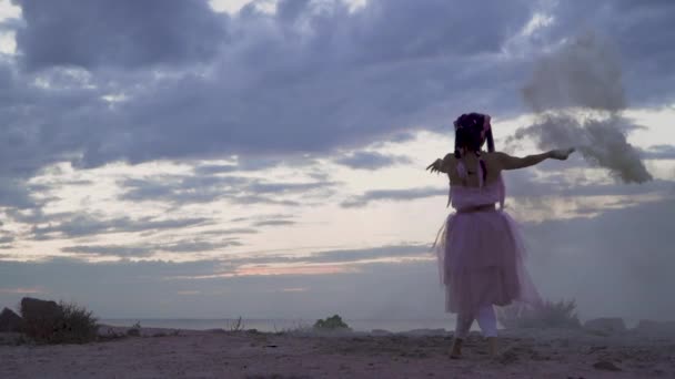 Menina Bonita Com Maquiagem Brilhante Vestido Rosa Dançando Livre — Vídeo de Stock