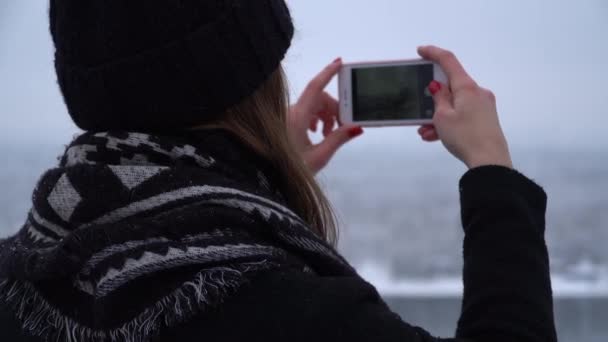 Achteraanzicht Van Jonge Vrouw Winterhoed Warme Jas Maken Foto Van — Stockvideo