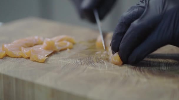 Handen Van Chef Kok Zwarte Rubberen Handschoenen Snijden Zalm Het — Stockvideo