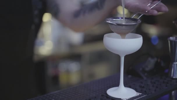 Mains Barman Verse Liquide Travers Vitrail Intérieur Verre Cocktail Blanc — Video