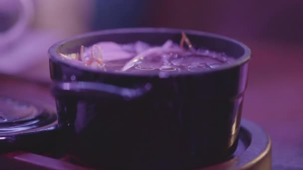 テーブルの上に蓋をした黒いボウルにおいしい味噌スープの黒いボウル 健康食品のコンセプト — ストック動画