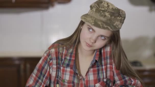 Una Hermosa Adolescente Con Una Camisa Cuadros Sombrero Militar Padre — Vídeo de stock