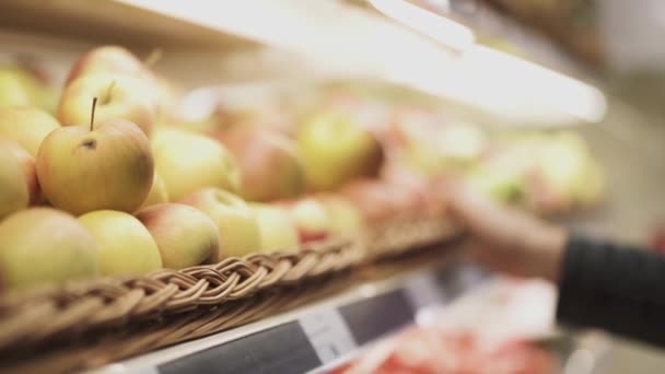 Main Féminine Porte Sur Une Étagère Avec Des Pommes Choisit — Video