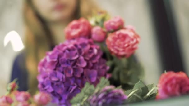 女性花屋は美しい混合花花束 ビデオを準備します — ストック動画