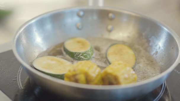 Courgettes Maïs Dans Une Poêle Chaude Fermer — Video