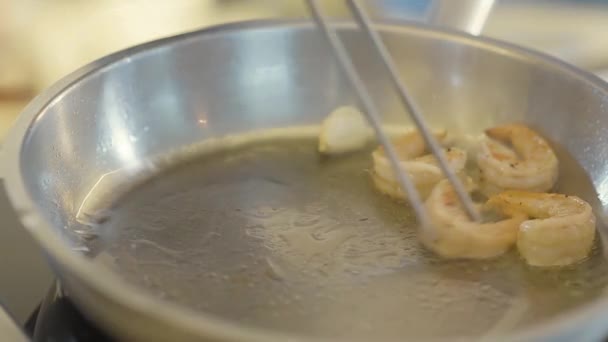 Fermer Poêle Avec Des Crevettes Est Friture Dans Beurre Avec — Video