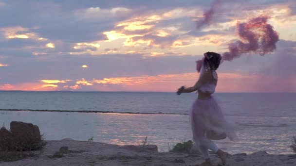Piękna Dziewczyna Jasnym Makijażu Różowej Sukience Taniec Dymem Bomby Zewnątrz — Wideo stockowe