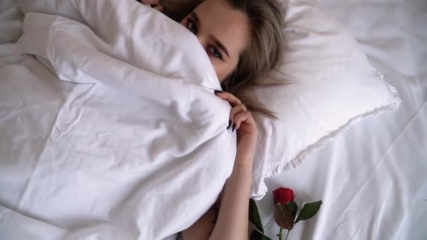 Yatakta Uzanmış Parlak Makyajlı Genç Bir Bayanın Videosu Kadın Utangaç — Stok video