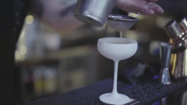 Händer Bartender Häller Vätska Genom Stainer Inuti Fantastiska Vita Cocktail — Stockvideo