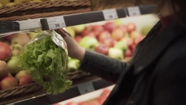 Chica Toma Lechuga Tomate Estante Supermercado Chica Joven Con Pelo — Vídeo de stock