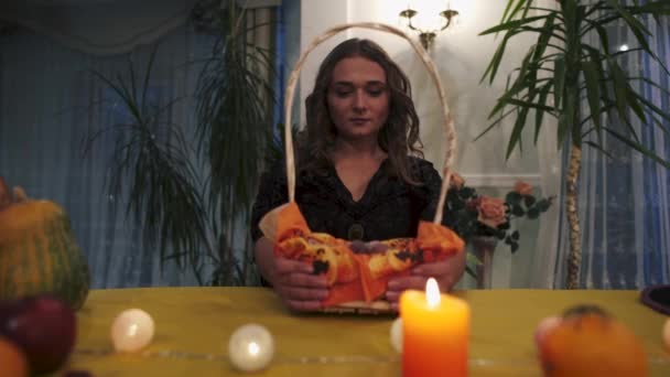 Halloween Videó Lány Holding Kosár Édességek Asztalnál — Stock videók