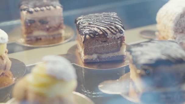 Close Eclairs Chocoladekoeken Vitrine Van Het Glas Winkel Voor Snoep — Stockvideo