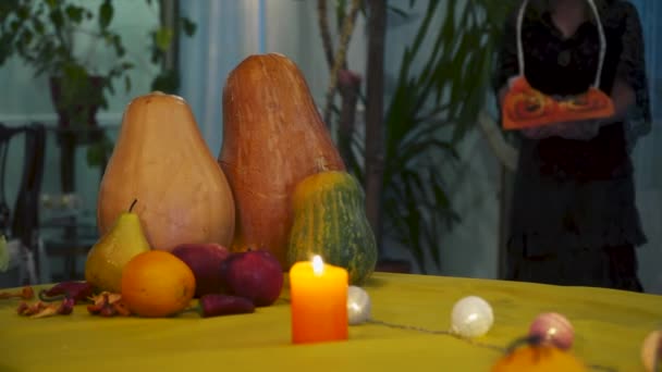 Junge Hexe Trägt Einen Korb Mit Süßigkeiten Halloween Feiertag Video — Stockvideo