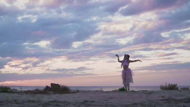 Hermosa Chica Con Maquillaje Brillante Vestido Rosa Bailando Aire Libre — Vídeos de Stock