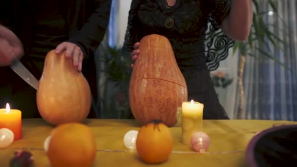 一个女人和一个男人在节日的南瓜里插刀子 万圣节假期 — 图库视频影像