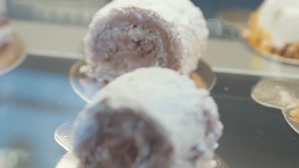Çikolatalı Kekleri Beyaz Vanilyalı Pudingi Şeker Dükkanındaki Cam Vitrinde Kapat — Stok video