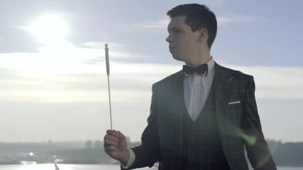 Ung Illusionist Visar Intressant Magi Trick Med Stick Brand Och — Stockvideo