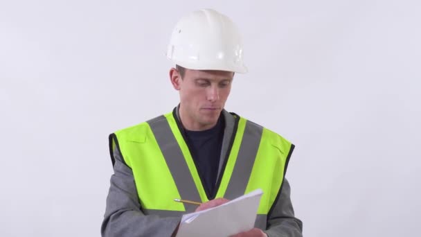 Retrato Construtor Uniforme Escrevendo Papel Dando Ordens Perto Jovem Engenheiro — Vídeo de Stock