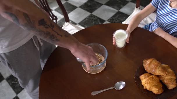 Дорослий Чоловік Маленька Дитина Готують Крупу Йогуртом Сніданок Кухонному Столі — стокове відео