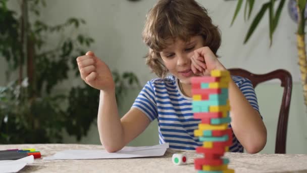 Kleine Entzückende Niedliche Kind Sitzt Auf Dem Tisch Und Spielen — Stockvideo