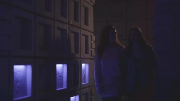 Deux Belles Femmes Marchant Lentement Dans Couloir Boîte Nuit Moderne — Video