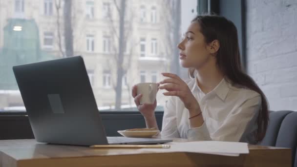 Mulher Bonita Pensando Olhando Janela Segurando Xícara Café Mãos Perto — Vídeo de Stock