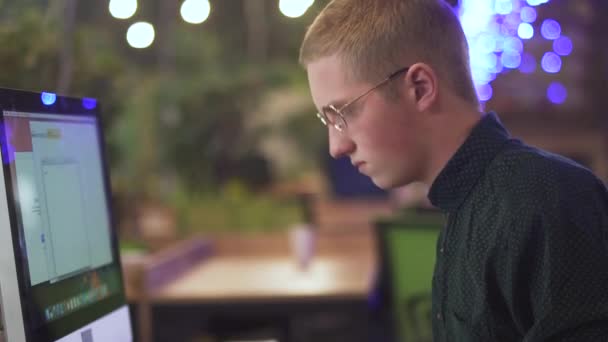 Slow Motion Video Van Student Man Typen Toetsenbord Aan Tafel — Stockvideo