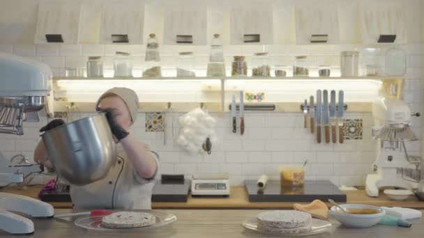 Mujer Uniforme Guantes Negros Pie Cocina Moderna Con Muchos Utensilios — Vídeo de stock