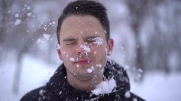 白人男性取得雪合戦中に顔に友人と一緒に雪玉 スローモーションビデオ — ストック動画