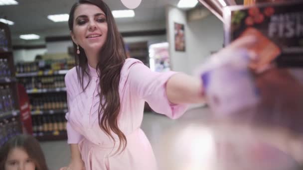 Mom Daughter Shopping Store Little Daughter Helps Mom Shopping Supermarket — Stock Video