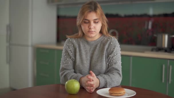 Retrato Menina Gorda Fazendo Uma Escolha Entre Alimentos Saudáveis Insalubres — Vídeo de Stock