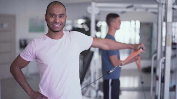 Hombre Feliz Está Aumentando Peso Con Una Mano Fácilmente Gimnasio — Vídeo de stock