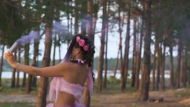 Красива Дівчина Яскравим Макіяжем Рожевій Сукні Танцює Димовими Бомбами Фоні — стокове відео