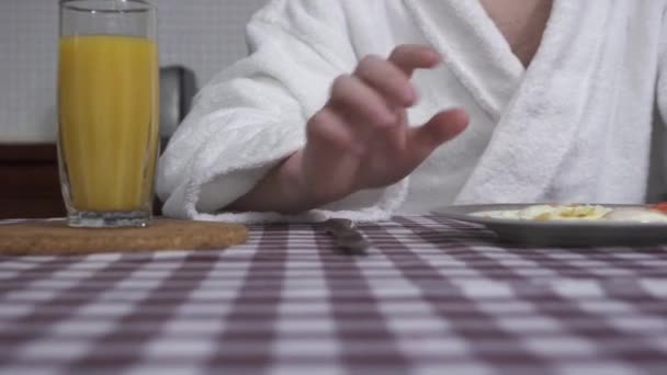 Œuf Coupe Main Homme Couché Sur Assiette Avec Fourchette Couteau — Video