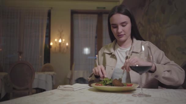 年轻的女人吃着美味的食欲面 阿鲁古拉喝着红酒 对着别人微笑 — 图库视频影像