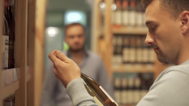 Şarap Dükkanı Müdürü Müşteriye Tavsiye Eder Çki Dükkanının Ziyaretçisi Şarap — Stok video