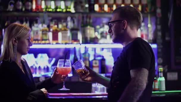 Yetişkin Bir Adam Bar Tezgahının Yanında Sarışın Bir Kadınla Tanışıyor — Stok video