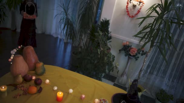 年轻的巫婆带着一篮子糖果 万圣节假期录像 — 图库视频影像
