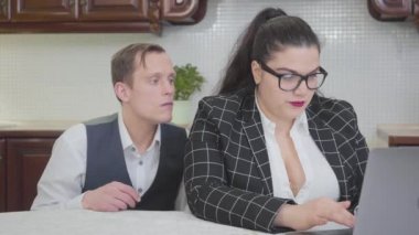 Genç, kendine güvenen, laptopla çalışan, omzunun arkasından bakmaya çalışan bir kadın. Ama omzunu geriye çekiyor, video çekiyor.