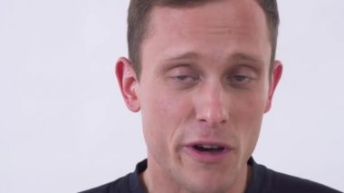 Yakışıklı adamın portresi kameraya bakarak konuşur.