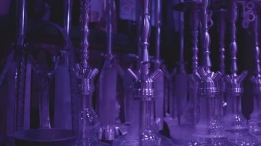 Mavi ışıkta bir gece kulübünde Hookahlar arka arkaya. Gece hayatı. Parti için hazırlık yapıyorum. Nargilede akşam