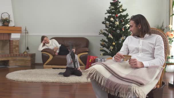 Bonito Homem Sentado Cadeira Braço Com Cartão Crédito Mãe Filho — Vídeo de Stock